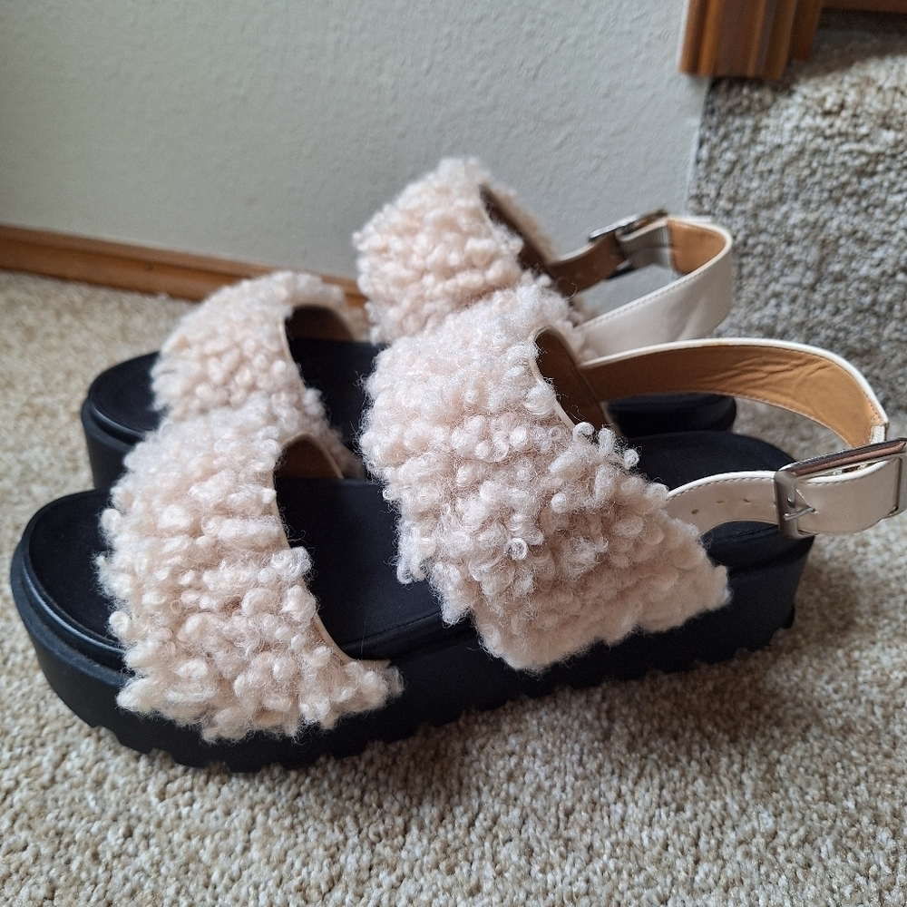 Urban Outfitters Lexi Faux Sherpa Sandal Cream/Black Open Toe Womens Size 10